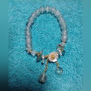 Goldtone clear cracked glass white flower beaded stretch bracelet